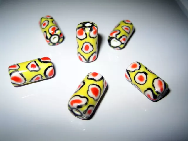 Vingt perles, tube, jaune, motif rouge cerclé de noir, en céramique 15mm de haut