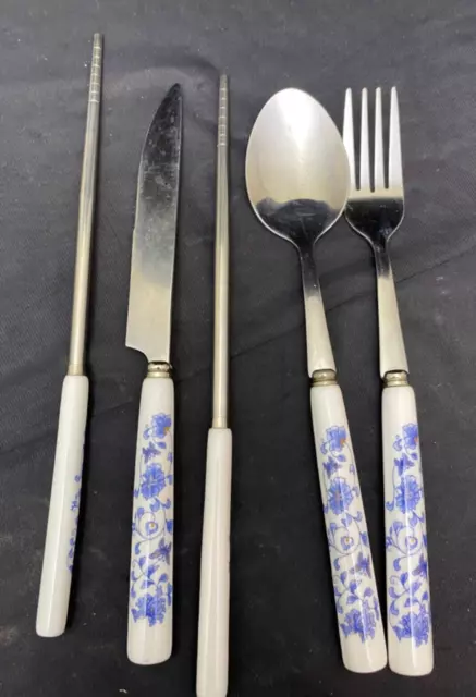 Ajuste de lugar de porcelana azul y blanco incluye cuchillo tenedor cuchara palillos Japón