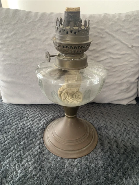 LAMPE À PÉTROLE avec réservoir en cristal taillé Baccarat orange ambre LAMPE À PÉTROLE avec réservoir en cristal taillé Baccarat orange ambre