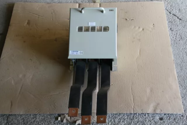 Coupe circuit SOCOMEC FUSEC 400 A avec fusibles et barres de sortie isolées.
