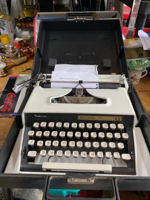 Excelente máquina de escribir portátil Remington Monarch 1 en estuche de transporte con manual década de 1960