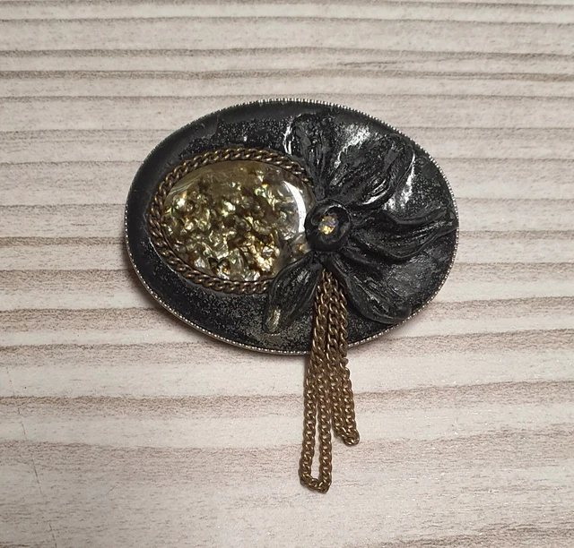 Ancienne Superbe broche finement gravée couleur or perle