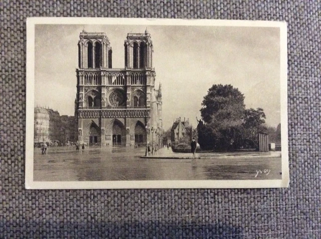 Cpa Paris En Flânant Le Parvis De Notre Dame