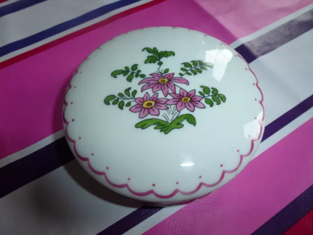 Bonbonnière / boite à bijoux en porcelaine, décor fleurs peint main, Limoges