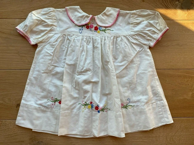 Robe Vintage Fille En Courtelle Blanche – Linges Anciens – Marque Luc De Bèvebe