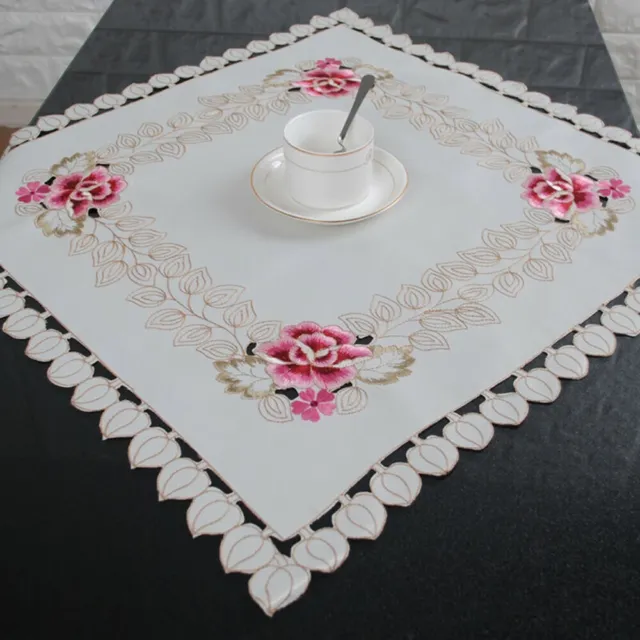 Coureur de table blanc vintage avec dentelle florale brodée design élégant