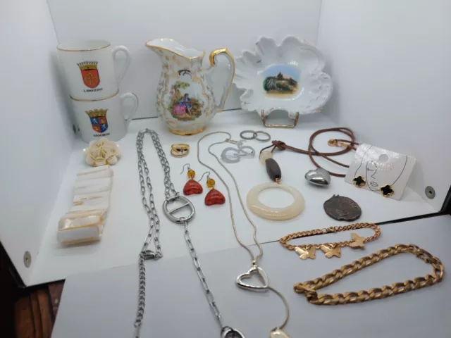 Lot De Brocante. Objets Ancien. Bijoux Fonds De Tiroirs...