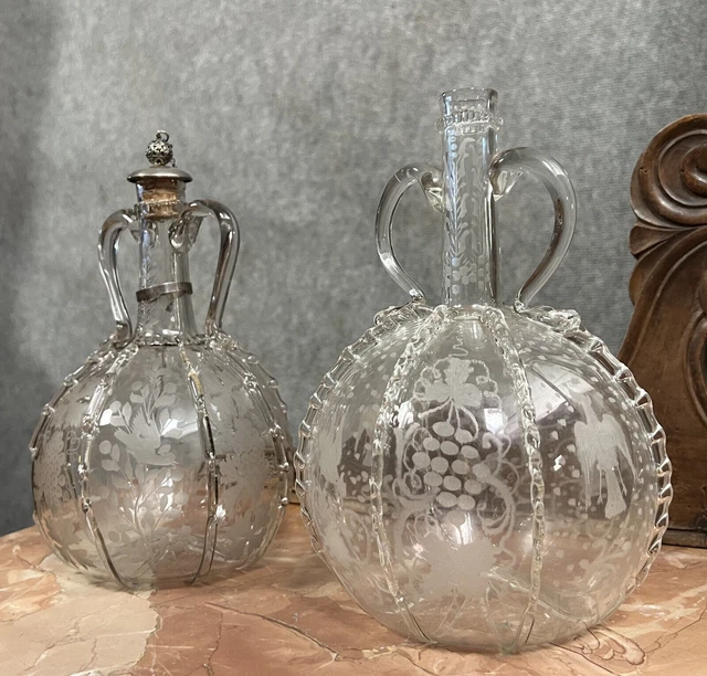 Rara Coppia di Caraffe Olandesi del XVIII Secolo in Cristallo Inciso