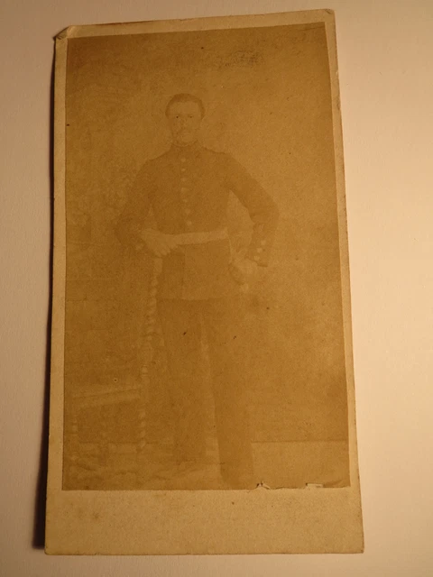 Jakob Fickeis aus Offenbach als stehender Soldat in Uniform - Kulisse / CDV