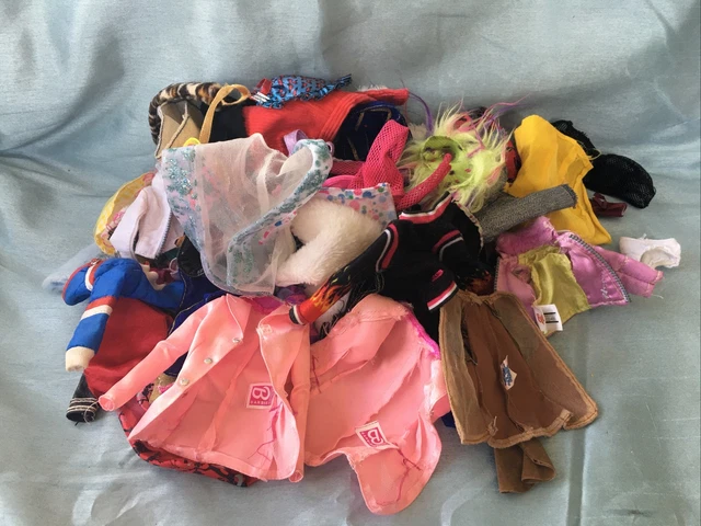 Grande pacchetto di abiti per bambola mista - Bratz, Barbie, My Scene, Monster High (R51)