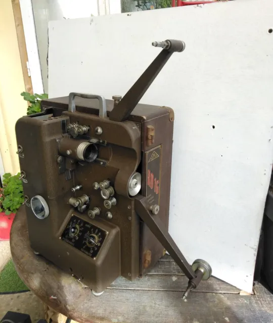 Projecteur de film 16 mm sonore (CNC AP 96 386)   Collection