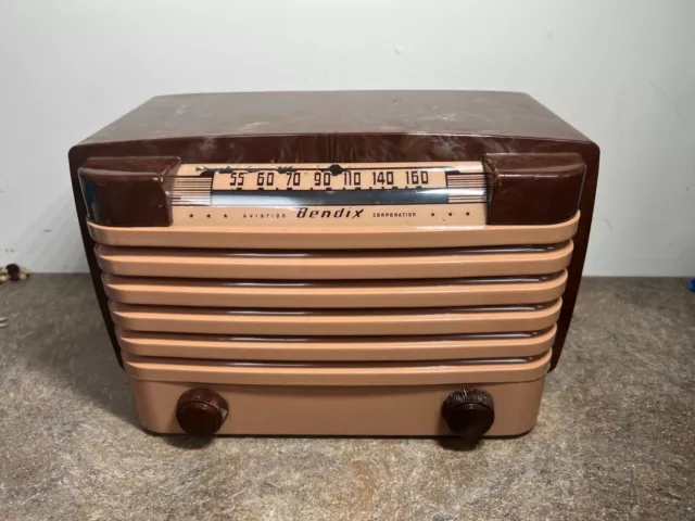 Vintage Bendix Model 114 Art Deco Plastic Tan & Brown Radio 11 Inches Wide Vintage Bendix Model 114 Art Deco Plastic Tan & Brown Radio 11 Inches Wide