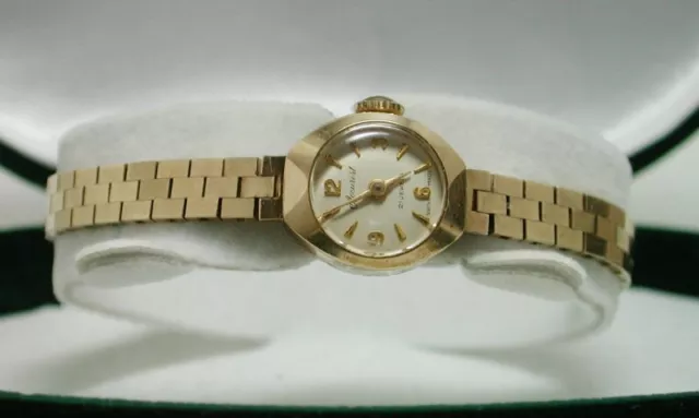 1950 S VINTAGE LADIES 9 carat Gold Accurist Bracelet Watch 626.78