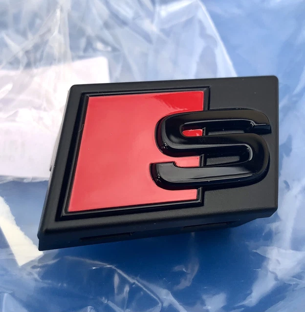 Scritta E-tron S Originale Audi Per Griglia Radiatore, Nero Lucido, Codice 4KE071805 - Accessorio Tuning Black Edition
