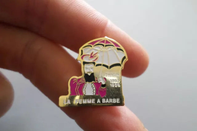 Badge pin s broche LA FEMME A BARBE A THAON LES VOSGES capavenir parapluie 88