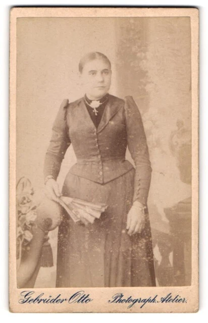 Fotografie Gebrüder Otto, Oranienburg, Portrait junge Frau in festlicher Kleidu