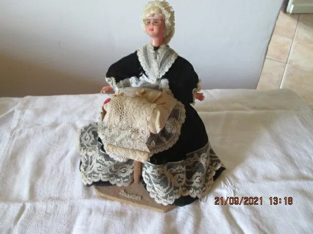 Figurine Folklorique Dentelliere Bruxelles Figurin Doll Sewing