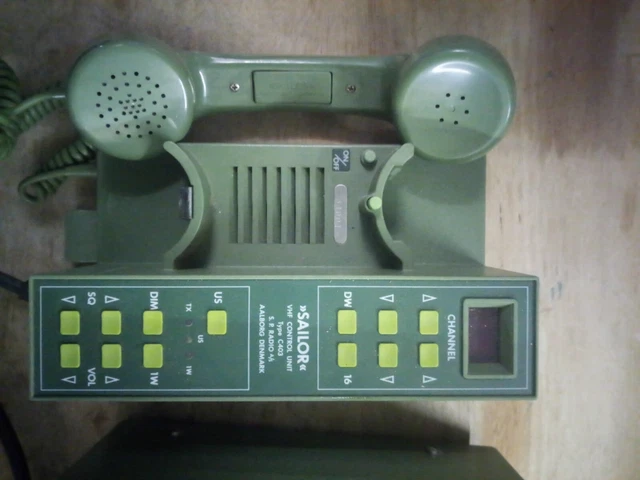 VHF sailor RT 146 green working well 