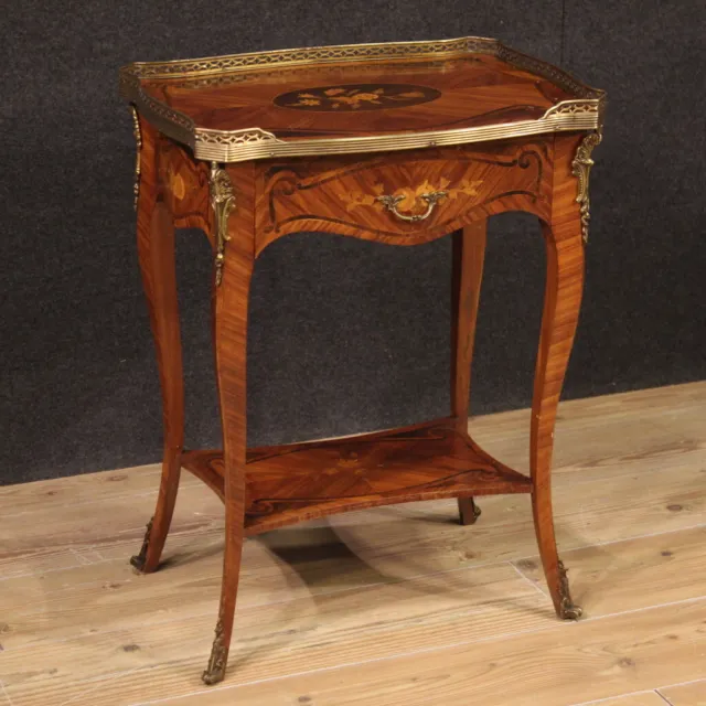 Mueble mesa mesilla con incrustaciones vintage de estilo antiguo del siglo XX.