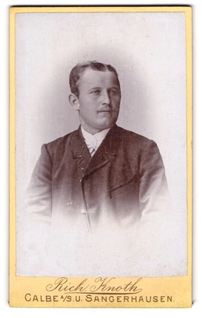 Fotografie Rich. Knoth, Sangerhausen, eleganter Herr mit streng gescheiteltem H