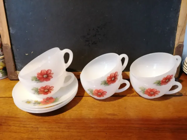 6 tasses à café et 3 sous tasses  Arcopal France motif  fleurs vintage