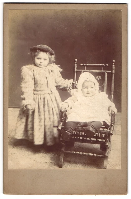 Fotografie unbekannter Fotograf und Ort, Kleines Mädchen im Kleid mit einem Kle