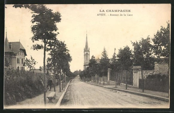 CPA Avize, Avenue de la Gare, vue de la rue avec l'Église et des passants