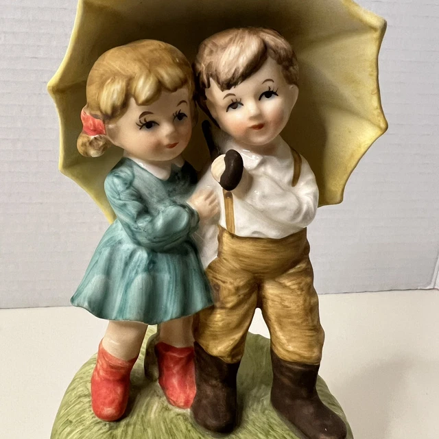 VINTAGE MUSIC WIND up Boy Girl Under Umbrella Raindrops Keep Falling