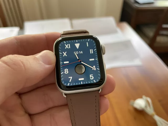 Apple Watch Series 4 40mm Aluminiumgehäuse in Silber mit Zubehör!