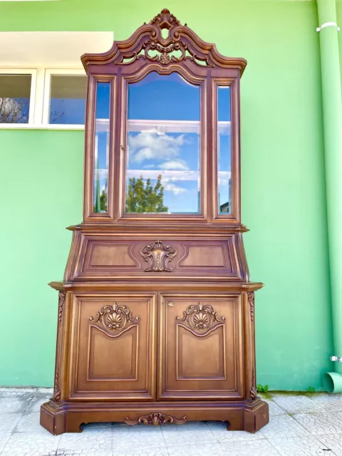 Elegante Biblioteca A Primer Plano Con Copiando E Frisos Barroco