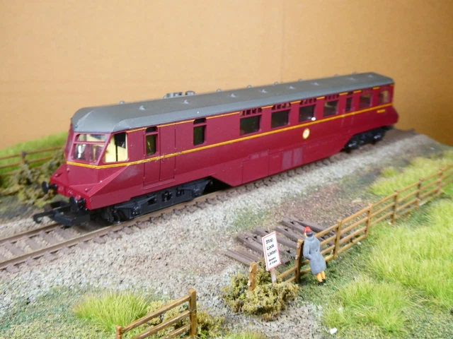 Lima-00-Gauge-BR-Ex-GWR-Diesel-Railcar.webp