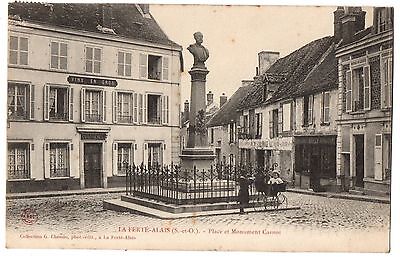 CPA 91 - LA FERTE ALAIS (Essonne) - Place et Monument Carnot (petite animation)