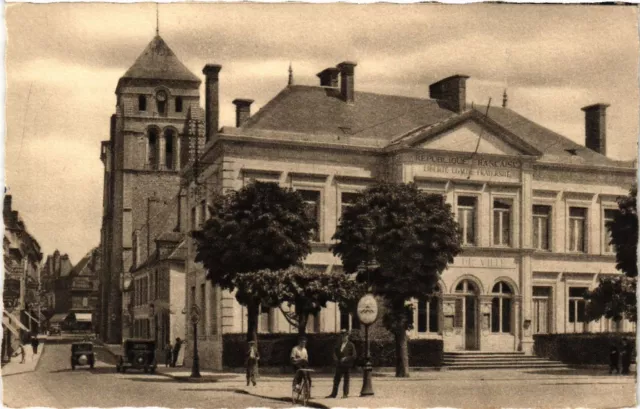 CPA COSNE-sur-LOIRE - L'Hotel de ville Églisée et Rue St-... (293233)