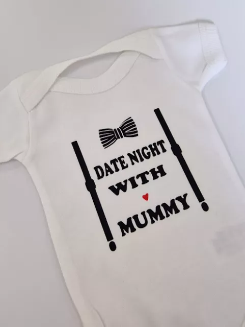 Lustiges Baby wächst - bedruckt - Date Night mit Mama - lustig Babygrows - Baby Dusche Geschenk