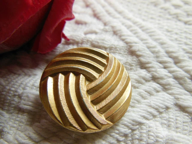 Bouton ancien en métal doré travaillé 2,6 cm G15B