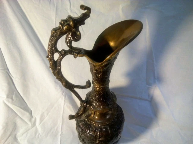    jarron bronce siglo XlX . cincelado por artesanos de Córdoba. Modernista 5 kg