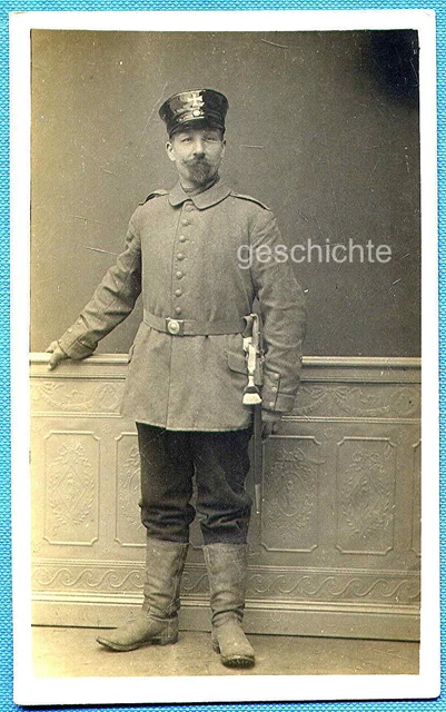 Foto, Soldat, Landsturm, in Feldgrau, mit Mütze und Seitengewehr, um 1917 !!!