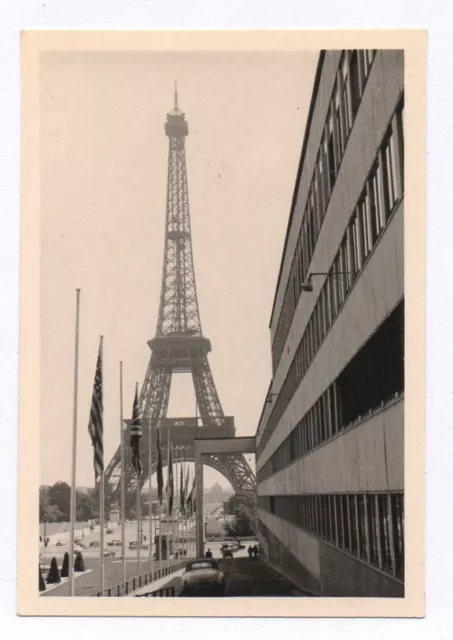 PHOTO ANCIENNE Snapshot PARIS TOUR EIFFEL Vers 1960 Dame de Fer Drapeaux