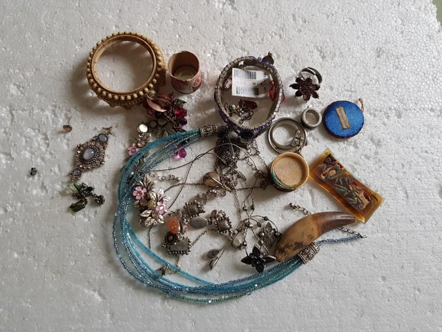 Petit Lot De Bijoux Fantaisie Divers à Trier - Boutons De Col, Broches, Etc. - Occasion