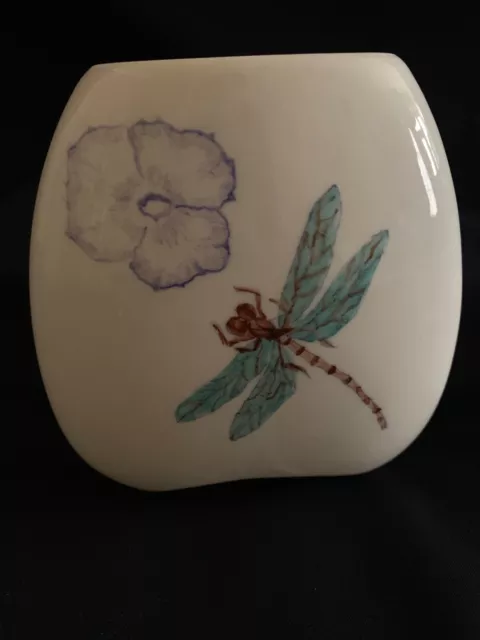 Vase en porcelaine, signé, décor peint à la main de libellules et fleurs.