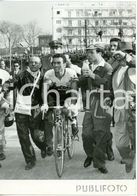 alfredo ciclista giro d'onore sulla canna della bicicletta