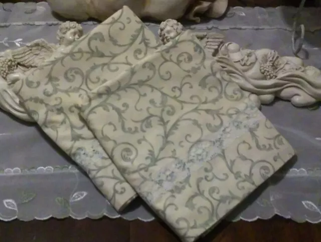 Country Cottage Set/2 Beautiful Garden Of Sage Vines  & Cream  Lace Pillowcases