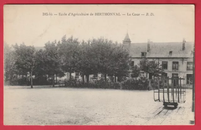 BERTHONVAL 62  - Ecole d'agriculture, la cour - PAS DE CALAIS