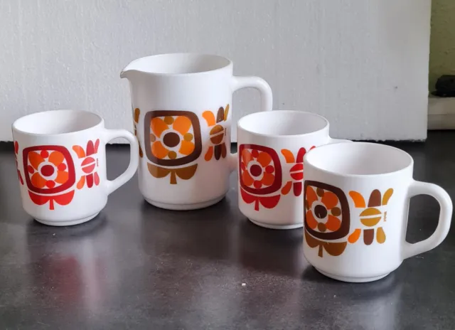 3 Mugs et un pichet vintages Arcopal Mobil seventies rétro