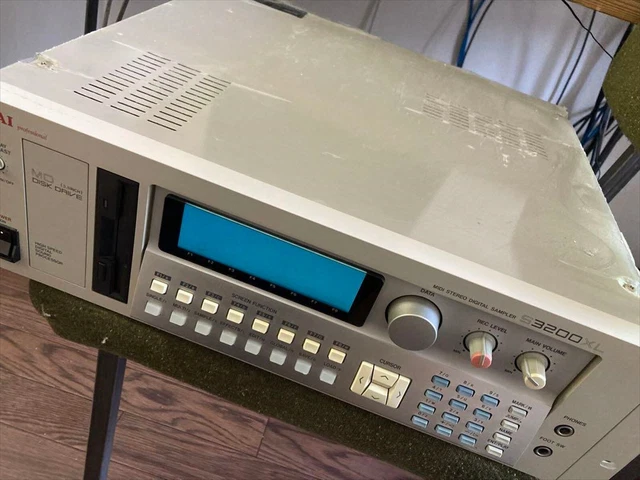 Utilisé Akai S3200XL Professionnel Midi Stéréo Numérique Sampler 32MB Sans EB16