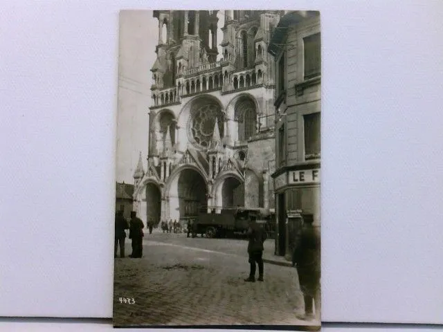 seltene Foto-AK Laon - Straßenszene mit Soldaten und LKW vor einer Kirche, WK 1