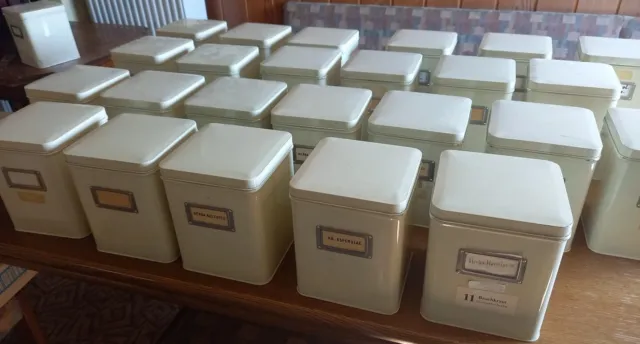 24 alte große Teedosen aus Apotheke Blechdosen mit Schildern Ladenausstattung