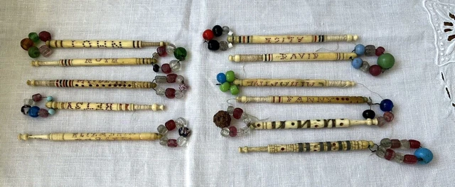 Lote de 11 bobinas de trabajo antiguas victorianas para hacer encaje de huesos con inscripción 1858