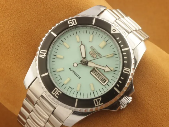 Vintage Seiko 5 Automatic Black Bezel turquoise Japan Working Wrist Watch 40mm .
