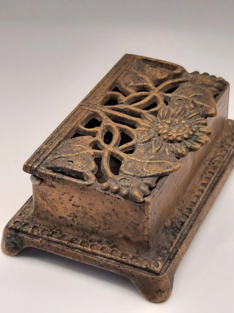 Ancienne boite à timbres en bronze doré décor de fleurs / Art Nouveau